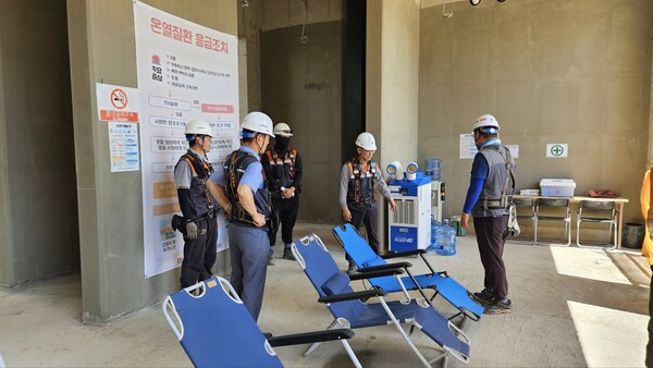 호반건설은 전 현장에서 온열질환 예방 교육을 진행하고 폭염 대비 예방 점검을 실시했다. 사진은 관계자들이 예방 점검을 하고 있는 모습. /호반건설