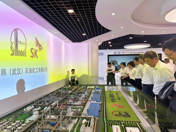 SK지오센트릭 나경수 사장(오른쪽에서 두 번째) 등 양사 주요 관계자들이 12일 중국 후베이성 우한시 중한석화 공장 현장을 둘러보고 있다./SK이노베이션