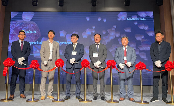 아쿠아리테일 사업설명회 개최를 기념해 테이프 컷팅식을 진행하는 모습. (왼쪽부터) 윤영득 알티미디어VN 법인장, 이석훈 KT알파 G커머스사업부문 부문장, 박도영 아쿠아리테일 법인장, 조성수 KT알파 대표, 박도사 알티미디어 대표, 강현구 KT 그룹경영실 상무. /KT알파
