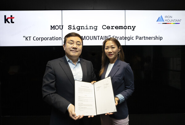 18일 서울 송파구 KT송파타워에서 열린 협약식에서 KT AI/DX융합사업부문장 송재호 부사장(왼쪽)과 아이언마운틴 APAC 비즈니스 총괄 조이스 하우시엔 부사장이 기념사진을 촬영하고 있다./사진=KT