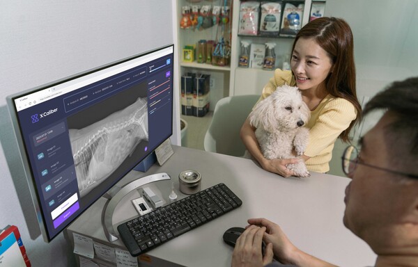 서울 소재 동물병원에서 수의사가 엑스칼리버를 활용해 강아지의 엑스레이 사진을 판독하고 진료를 하는 모습./SKT