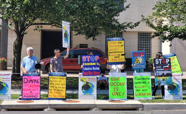 미국의 수도 워싱턴DC와 버지니아주, 메릴랜드주에 거주하는 동포들이 25일(현지시간) 워싱턴DC에 있는 주미일본대사관 앞에서 일본의 후쿠시마 원전 오염수 방류에 항의하는 집회를 하고 있다. 2023.8.26/연합