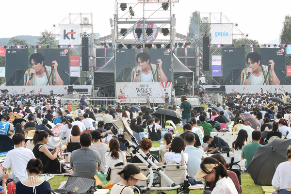26일 경기도 가평균 자라섬에서 열린 'KT 보야지 투 자라섬'에 참석한 관람객들이 공연을 즐기고 있다./KT