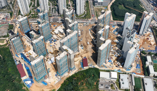 인천 검단신도시 아파트 지하주차장 붕괴 사고와 관련해 시공사인 GS건설이 5일 사고가 난 'LH안단테' 아파트 단지 전체에 대한 전면 재시공 계획을 밝혔다. 재시공 계획 단지는 총 17개동, 1666가구에 달한다.사진은 6일 오후 인천 검단신도시의 AA13-2, AA13-1블록 아파트 건설 현장. 2023.7.6/연합