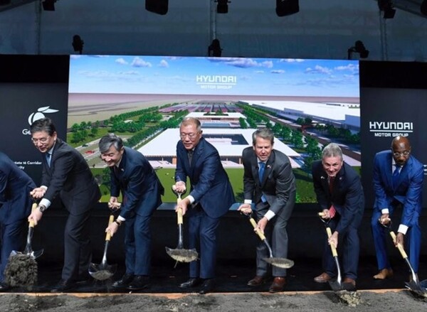 2022년 10월25일(현지시간) 정의선 현대자동차그룹 회장이 미국 조지아주 브라이언 카운티에서 열린 '현대자동차그룹 메타플랜트 아메리카' 기공식에서 첫 삽을 뜨고 있다./연합