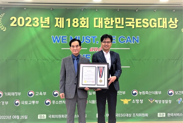 25일 서울 여의도 국회의원회관에서 열린 ‘대한민국 ESG대상’에서 KT커머스 박재철 경영기획총괄(오른쪽)이 교육부장관상을 수상하고 행사 관계자와 기념사진을 촬영하고 있다./사진=KT커머스