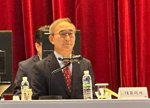 김영섭 KT 신임 대표이사가 2023년 8월 30일 서울 서초구 우면동 KT 연구개발센터에서 열린 임시 주주총회에 자리하고 있다./연합