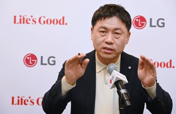 LG전자 H&A사업본부장 류재철 사장이 현지시간 2일 독일 베를린에서 열린 기자간담회에서  LG전자만의 ‘스마트 홈 솔루션’으로 글로벌 가전시장의 판도를 바꾸겠다는 사업전략을 제시하고 있다./LG전자