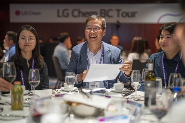 신학철 LG화학 부회장(가운데)이 지난달 31일 미국 뉴욕에서 열린 우수인재 채용행사 BC투어 참석 인재들과 대화를 나누고 있다./LG화학