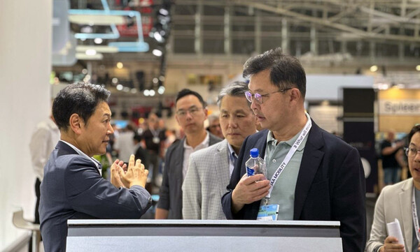 최재원 SK그룹 수석부회장이 유럽 최대 규모의 모빌리티쇼 ‘IAA 2023’ 첫 날인 4일(현지시간) 독일 뮌헨 메세 전시장을 찾아 현대모비스 관계자로부터 EV9에 대한 설명을 듣고 있다./사진=SK온