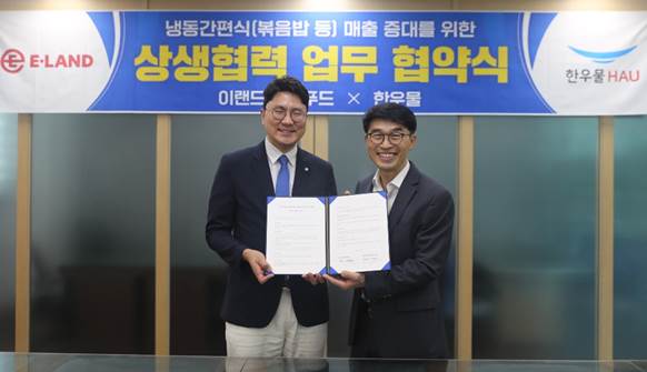 5일 전북 김제시 한우물 본사에서 (왼쪽부터)이랜드팜앤푸드 정환욱 대표, 한우물 최정운 대표가 업무 협약식 기념촬영을 하고 있다 . 