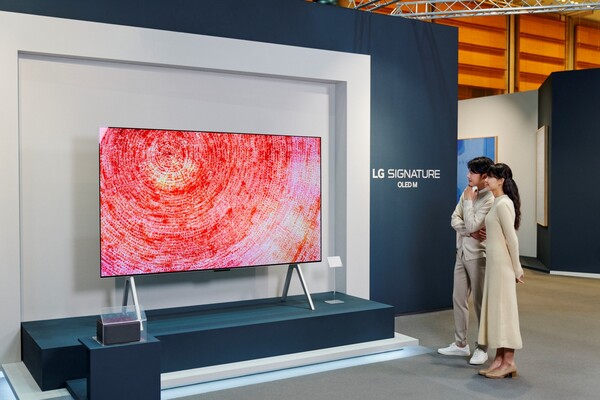 모델들이 초대형 LG 올레드 TV로 미디어아트를 감상하고 있다. / 사진=LG전자