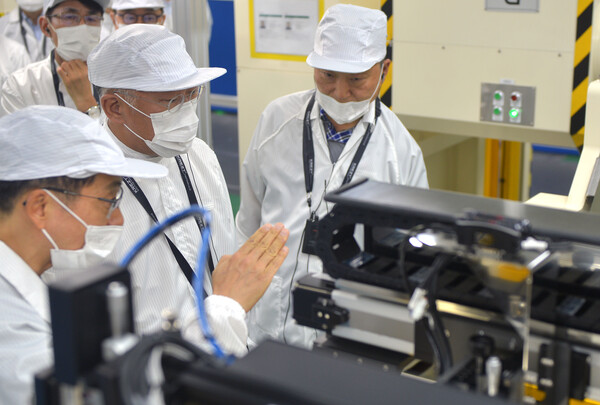 정의선 현대자동차그룹 회장이 7일(현지시간) 현대차그룹과 LG에너지솔루션이 합작해 인도네시아 카라왕 신산업단지에 설립한 배터리셀 공장 'HLI그린파워'를 방문해 전극 공정을 점검하고 있다./사진=현대자동차그룹