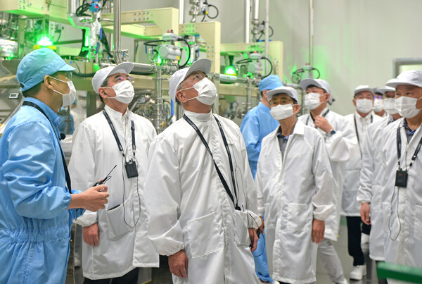 정의선 현대자동차그룹 회장이 7일(현지시간) 현대차그룹과 LG에너지솔루션이 합작해 인도네시아 카라왕 신산업단지에 설립한 배터리셀 공장 'HLI그린파워'를 방문해 전극 공정을 점검하고 있다./사진=현대자동차그룹