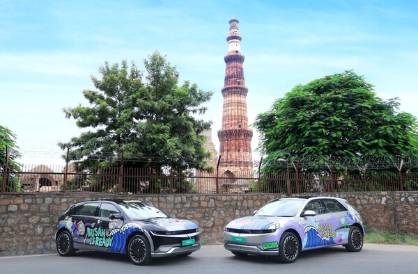  부산엑스포를 알리는 현대차그룹 아트카 차량(아이오닉 5)이 인도 뉴델리 주요 명소인 ‘쿠트브 미나르’(Qutub Minar) 부근을 순회하는 모습./현대차