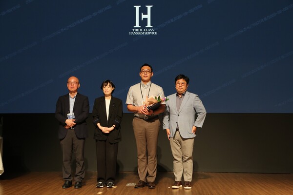 8일 서울 마포구 한샘 사옥에서 열린 한샘 종합시공사 비전 선포 컨퍼런스에서 (왼쪽부터) 한샘서비스 이종진 대표, 한샘 김유진 대표, 종합시공사 HW테크 김종희 사장, 한샘서비스1 권동호 부장이 기념사진을 촬영하고 있다./사진=한샘