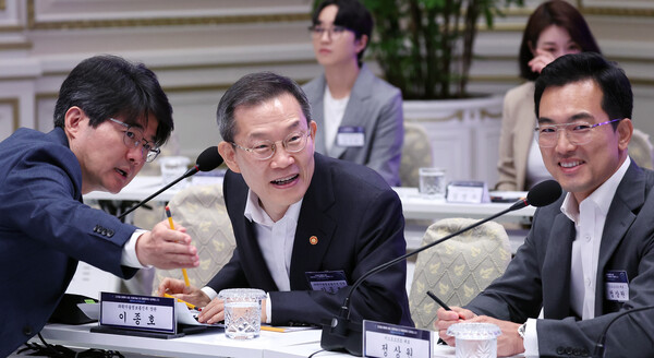이종호 과학기술정보통신부 장관(가운데)이 13일 청와대 영빈관에서 열린 제20차 비상경제민생회의 겸 대한민국 초거대 AI 도약 회의에서 관계자의 안내를 받고 있다. 2023.9.13. /연합.