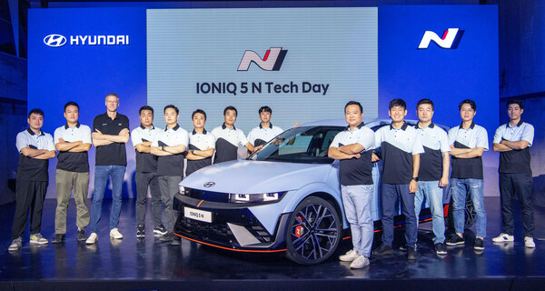 현대자동차가 14일 서울 마포구에 위치한 레이어 11에서 ‘아이오닉 5 N 테크 데이(IONIQ 5 N Tech Day)’를 개최했다. N브랜드 & 모터스포츠 사업부장 틸 바텐베르크 상무(왼쪽 세번째)와 N브랜드매니지먼트실장 박준우 상무(왼쪽 아홉번째)가 아이오닉 5 N 테크 데이에서 연구원들과 함께 기념 촬영을 하고 있다./현대차