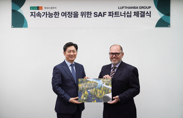 15일 오전 서울 서대문구 현대드림투어 본사 사옥에서 장영순 현대드림투어 대표이사(사진 왼쪽)와 레안드로 토니단델 (Leandro Tonidandel) 루프트한자 그룹 항공사 한국지사장이 ‘SAF(Sustainable Aviation Fuel) 구매 계약 파트너십’을 체결하고 기념 사진을 촬영하고 있다. /현대백화점그룹