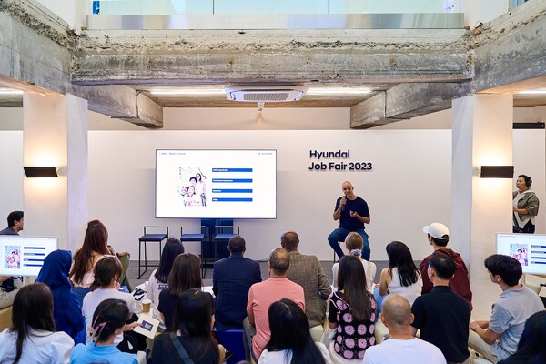 외국인 현직자가 재한 외국인 유학생들에게 멘토링을 진행하고 있다./사진=현대자동차