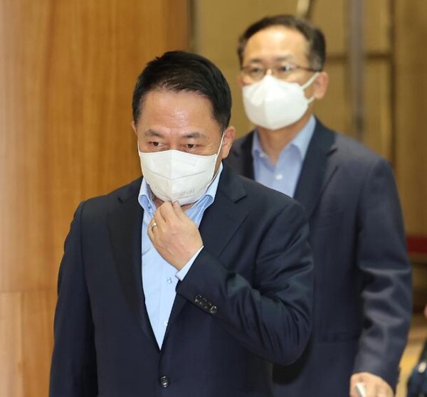 최윤호 삼성SDI 사장이 지난해 6월 7일 서울 강서구 서울김포비즈니스항공센터(SGBAC)를 통해 출국하고 있다./연합