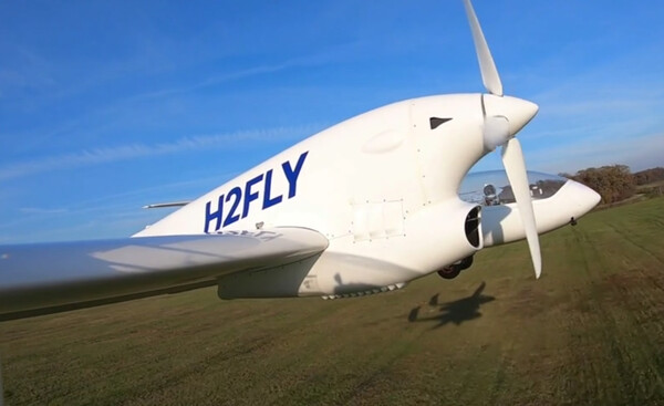 독일 에이치투플라이(H2FLY)가 2023년 9월 7일 슬로베니아 마리보르에서 세계 최초로 액체 수소로 구동되는 전기 항공기인 HY4 실증 비행을 하고 있다./사진=H2FLY 홈페이지