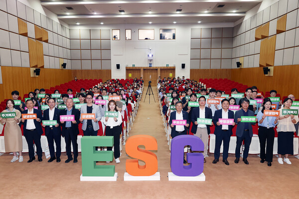 서울주택도시공사(SH공사)는 19일 'ESG(환경·사회·투명경영)경영 및 인권경영 선포식'을 열고 모든 임직원이 환경·사회·투명경영과 인권경영을 실천할 것을 선언했다. 사진은 이날 SH공사 경영진과 노조 대표를 포함한 직원들이 ESG경영 및 인권경영 선포식 행사를 진행하며 ESG경영 메시지를 담은 슬로건을 들어 보이는 모습. /서울주택도시공사