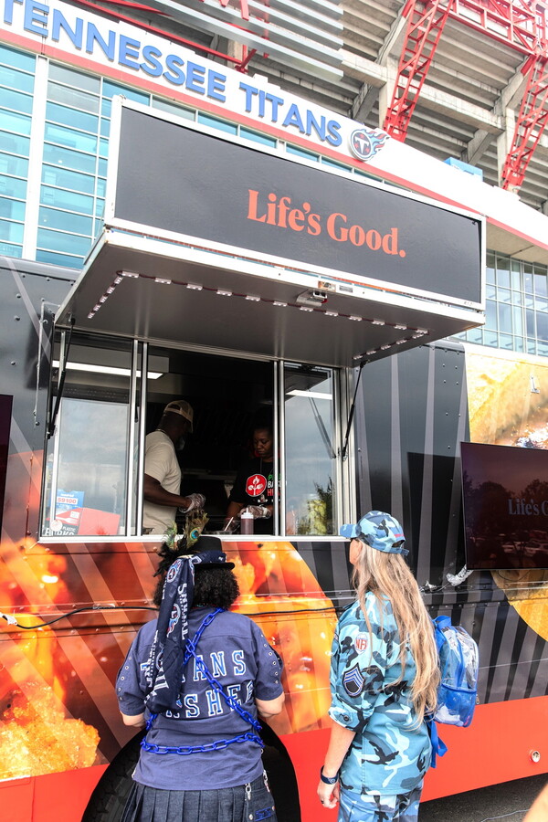 LG전자가 미국 테니시 정규시즌 홈 경기 시작일인 17일에 맞춰 브랜드 슬로건 Life's Good 홍보를 하고 있다./사진=LG전자 