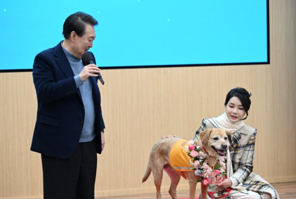 윤석열 대통령이 2022년 12월 24일 경기도 용인 삼성화재 안내견 학교에서 은퇴 안내견 '새롬이'를 분양받은 뒤 인사말을 하고 있다./대통령실