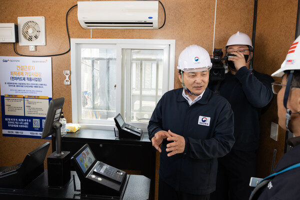원희룡 국토교통부 장관이 2023년 9월 29일 경기도 의왕시에 위치한 LH 신혼희망타운 건설현장을 찾아 전자카드제 기반의 전자적 대금 지급시스템 운영 현황을 점검하고 있다.  /연합.