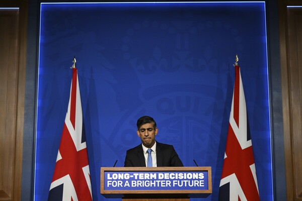 리시 수낵 영국 총리가 20일(현지시간) 런던 다우낭가 10번지 총리 관저에서 기자회견을 열고 휘발유·경유차 신차 판매 금지 시기를 당초 2030년에서 2035년으로 연기하는 등 기후변화 대응 속도를 늦춘다고 발표하고 있다./사진=AP연합