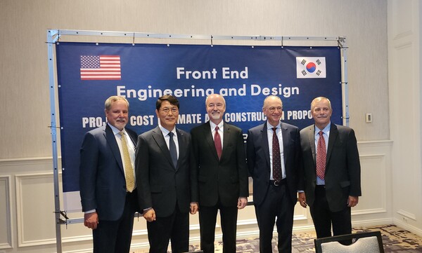 현대엔지니어링이 20일 미국 GTL Americas사가 발주한 파인블러프 GTL 프로젝트의 기본설계 용역을 수주했다. 사진은 (왼쪽부터) 브룩 브룩셔 S&B Engineers and Constructors 대표이사, 홍현성 현대엔지니어링 대표이사, 로저 윌리암스 ESP 대표이사, 레온 코드론 GTL Americas 대표이사, 제프 비거 GTL Americas 최고운영책임자가 기념촬영을 하는 모습. /현대엔지니어링.