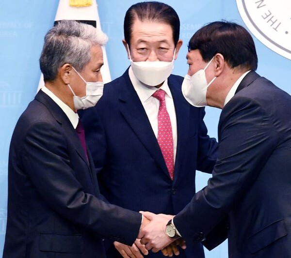 2021년 10월29일 국회 소통관에서 김동철 전 국민의당 원내대표(왼쪽)이 박주선 전 국회부의장(가운데)과 함께 윤석열 국민의힘 대선 예비후보 지지선언을 한 뒤 윤 후보와 악수하고 있다./사진=연합뉴스