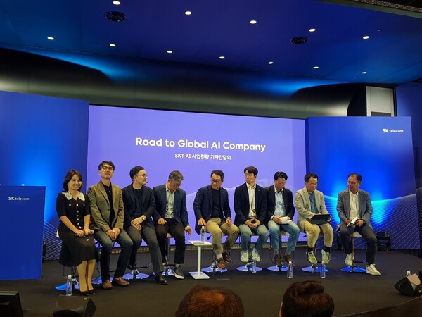 26일 서울 종로구 SK T타워 수펙스홀에서 열린 기자간담회에서 유영상 사장(왼쪽부터 다섯 번째) 등 경영진들이 기자들의 질문에 답변하고 있다./사진=서영길 기자