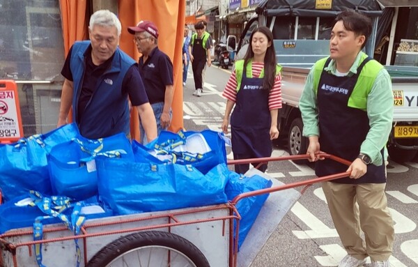 현대엔지니어링 임직원이 25일 추석을 맞아 서울 창신동 일대 주거취약계층에 명절 음식 나눔 봉사활동을 진행하고 있다. / 현대엔지니어링
