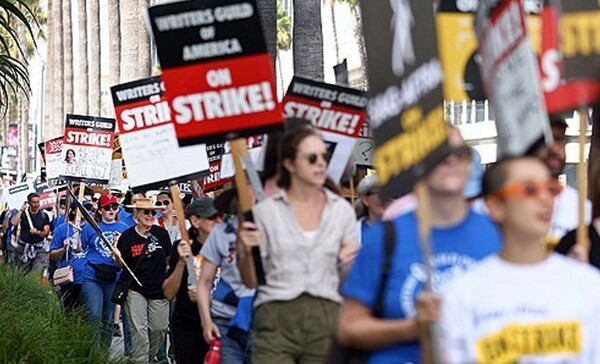 22일(현지시각) 미국 캘리포니아 로스앤젤레스 넷플릭스 스튜디오 밖에서 파업 중인 미국작가조합(WGA)과   배우조합(SAG-AFTRA) 회원들이 피켓시위를 하고 있다./게티연합.