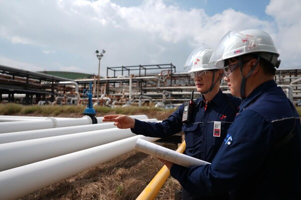  SK이노베이션 울산Complex 구성원들이 외항부두 저장탱크지역에서 배관을 점검하고 있다./SK이노베이션