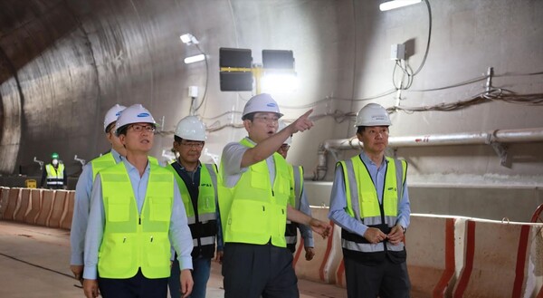 이재용 삼성전자 회장이 1일(현지시간) 사우디아라비아 서북부 타북주(州)에서 삼성물산이 참여하는 '네옴(NEOM)' 신도시의 지하 터널 공사 현장을 점검하고 있다. /삼성전자