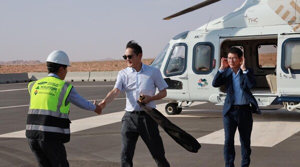 이재용 삼성전자 회장이 1일(현지시간) 사우디아라비아 서북부 타북주(州) '네옴(NEOM)' 신도시 건설 현장에 헬기로 도착해 삼성물산이 참여하는 네옴시티 지하 터널 공사 현장으로 이동하고 있다./삼성전자