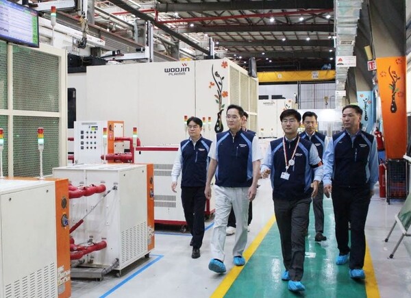 이재용 삼성전자 회장이 1일(현지시간) 이집트 중부 베니수에프주(州)에 위치한 삼성전자 TV·모바일 공장을 찾아 가동 현황을 점검하고 있다./삼성전자