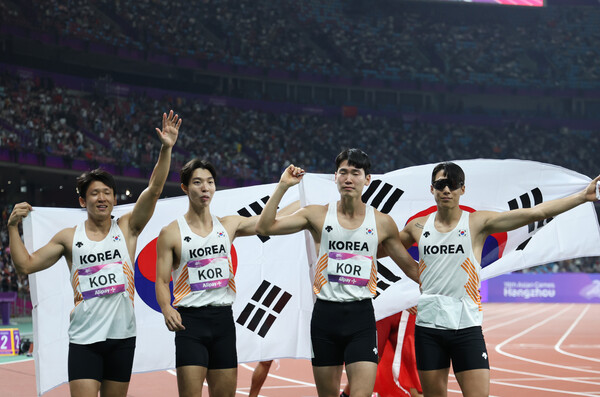 3일 중국 항저우 올림픽 스포츠센터에서 열린 2022 항저우 아시안게임 남자 400ｍ 계주 결선에서 동메달을 차지한 대한민국 선수들이 기뻐하고 있다. 2023.10.3/연합