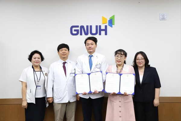 부영그룹이 재정을 지원하는 창신대학교가 지난달 22일 경상국립대학교병원과 상호협력을 위한 산학협력 업무협약(MOU)을 체결했다. 사진은 이날 경상국립대학교병원 병원장실에서 관계자들이 기념촬영을 하는 모습. /부영그룹