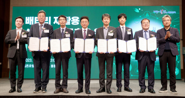 6일 경주 힐튼호텔에서 열린 전기차 배터리 생태계 활성화를 위한 다자 업무협약식에 참석한 이승환(왼쪽부터) 에코프로 미래전략본부장, 이규복 현대글로비스 대표이사, 권혁호 기아 국내사업본부장(부사장), 이철우 경북도지사, 송호준 에코프로 대표이사, 류지훈 에바싸이클 대표이사, 하인성 경북테크노파크 원장, 윤승규 기아 국내eBiz솔루션실장(상무)이 기념사진을 찍고 있다. /사진=기아