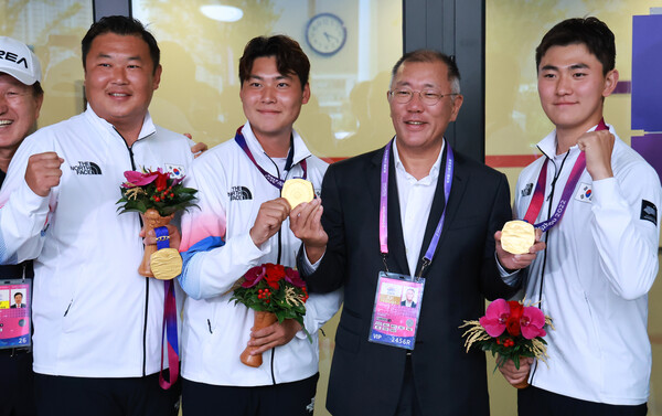  정의선 현대차 회장이 6일 중국 항저우 푸양 인후 스포츠센터에서 열린 2022 항저우 아시안게임 양궁 리커브 남자 단체전 결승, 인도와의 경기에서 금메달을 획득한 김제덕, 이우석,오진혁을 시상식 뒤 격려하고 있다. 2023.10.6/연합