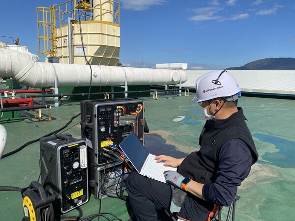 LG전자가 미국 ERA 주관의 대기분야 국제숙련도 평가에서 2년 연속 '최우수분석기관'으로 선정됐다. 사진은 경기도 평택 LG디지털파크 내 정화시설에서 배출된 공기를 흡입해 오염물질 농도를 측정 및 모니터링하고 있는 모습./LG전자