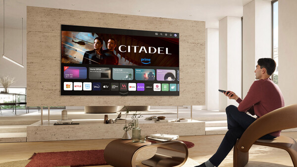 모델이 최신 webOS23이 탑재된 2023년형 LG 올레드 TV를 시청하고 있다./LG전자