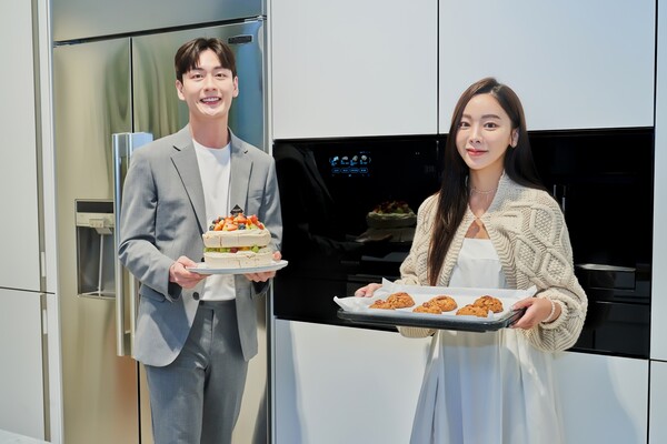 LG전자가 초(超)프리미엄 빌트인 가전 브랜드 ‘시그니처 키친 스위트(SIGNATURE KITCHEN SUITE)’ 청담 쇼룸에 특별한 베이커리 팝업 스토어를 10일부터 11월 4일까지 연다. 모델이 시그니처 키친 스위트 가전과 팝업 스토어에서 한정 판매하는 디저트를 선보이고 있다./LG전자