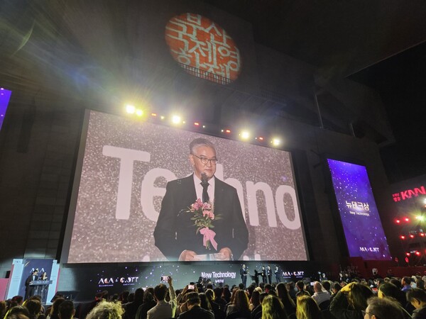 LG유플러스가 자사 IPTV 서비스인 U+tv와 모바일 서비스인 U+모바일tv를 앞세워 부산 국제 영화제 기간에 진행되는 국제 OTT 시상식 ‘아시아콘텐츠어워즈&글로벌 OTT어워즈’에 공식 후원사로 참여했다. 사진은 이날 시상식에 시상자로 참석한 LG유플러스 정수헌 Consumer부문장(부사장)./LG유플러스