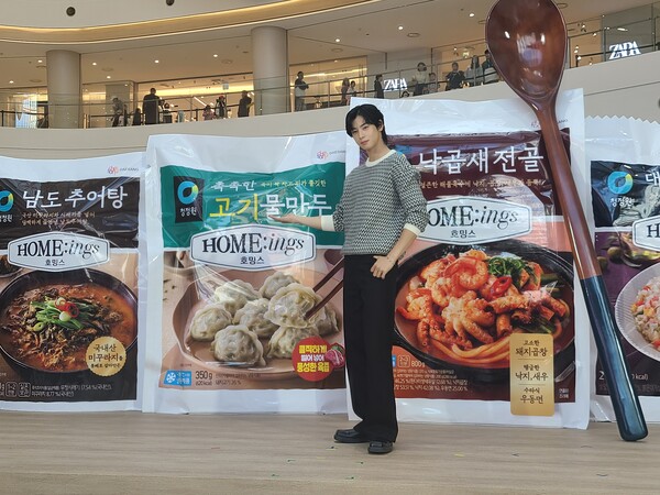 호밍스 브랜드 모델 차은우가 9일 서울 영등포 타임스퀘어에서 열린 '호밍스가 맛있더라 ZONE' 이벤트에서 포즈를 취하고 있다. / 사진=이현민 기자