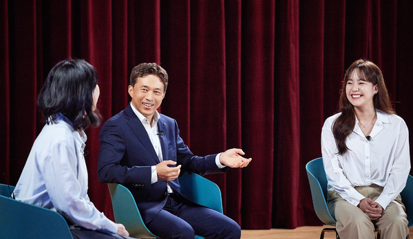 10일 SK하이닉스 사내방송을 통해 방영된 창립 40주년 방송에서 (왼쪽부터 2번째) 곽노정 SK하이닉스 대표가 발언하고 있다./사진=SK하이닉스